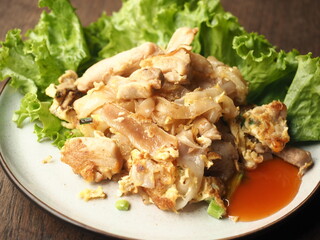 stir fried rice noodles with chicken