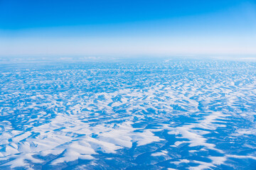 機内の窓から見える雪山 © Yusei