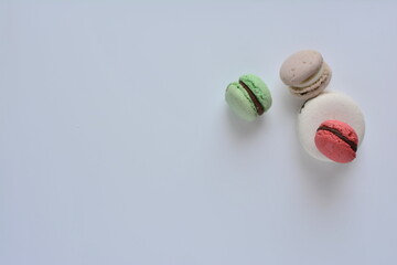 Macaroons coloridos, pastelería, francesa, tradicional, bocadillo, dulce, sabroso, cremoso, textura crocante, colores, rojo, verde, blanco, alimento, postre, merienda, macro,tentempié, desayuno, 