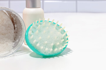 Hair brush for scalp massage and cleansing with shampoo foam