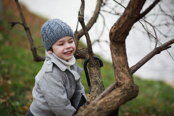 Children walk in the autumn park