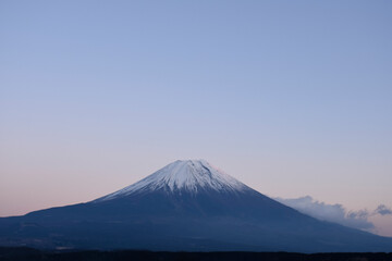 Fototapeta premium 黄昏の富士。陽が沈んだ瞬間の静けさを感じる