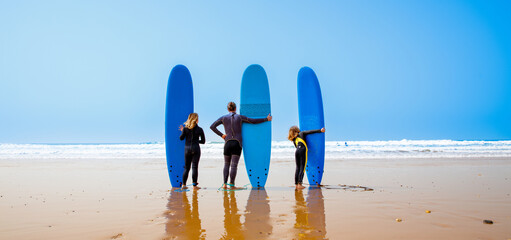 Happy family with surfboard on the beach - Powered by Adobe