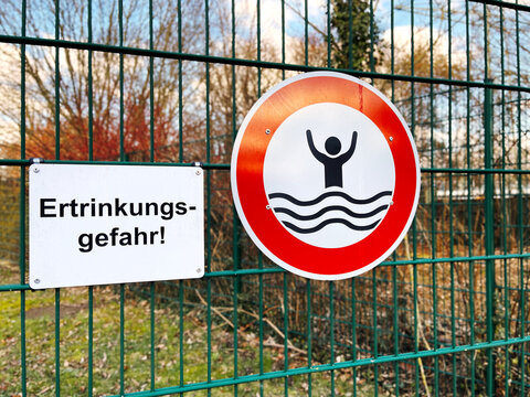 Schild warnt vor Gefahr durch Ertrinken
