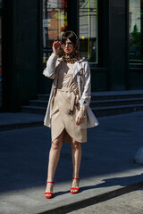 Obraz premium A girl in sunglasses walks the streets of the city