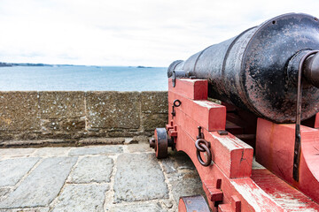 Fototapeta na wymiar cannon standing on the ramparts of Saint Malo, France