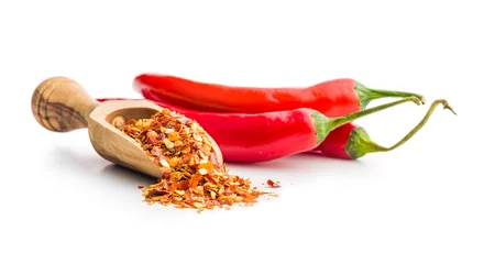 Photo sur Plexiglas Piments forts Dry chili pepper flakes in wooden scoop. Crushed red peppers isolated on white background.