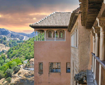 Perspectiva de balcones y miradores en el recinto hist&oacute;rico de la Alhambra de Granada, Espa&ntilde;a