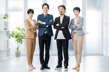 Fototapeta premium ジャケットを着た日本人男女