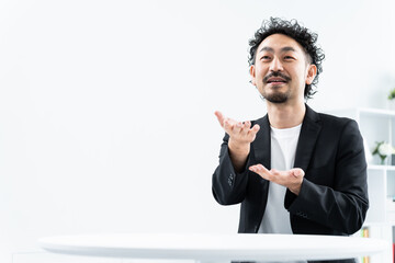 話をする日本人男性
