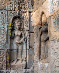 Fototapeta na wymiar Sculpture d'Apsara au temple de Nokor Bachey à Kampong Cham, Cambodge