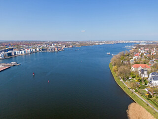 Naklejka na ściany i meble Rostock Hansestadt Großstadt Luftaufnahme von oben Fluss Warnow Ostsee Hafengebiet aus der Luft