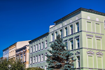 rostock, deutschland - sanierte bunte häuserzeile