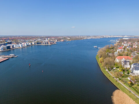 Rostock Hansestadt Großstadt Luftaufnahme von oben Fluss Warnow Ostsee Hafengebiet aus der Luft
