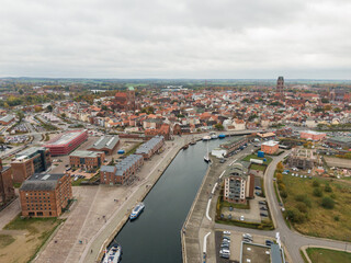 Fototapeta premium Wismar Hansestadt an der Ostseeküste, Luftaufnahme, von oben aus der luft, Mecklenburg-vorpommern Ostsee Hafengebiet, alter Hafen