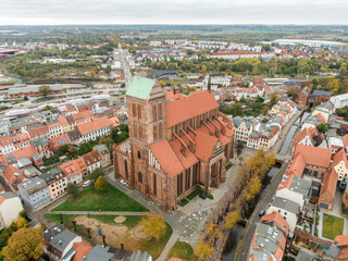Fototapeta na wymiar Nikolaikirche in Wismar Hansestadt an der Ostseeküste, Luftaufnahme, von oben aus der luft, Mecklenburg-vorpommern Ostsee