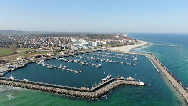 Yachthafen von K&uuml;hlungsborn Luftaufnahme von oben mit Blick auf den Strand Promenade Innenstadt