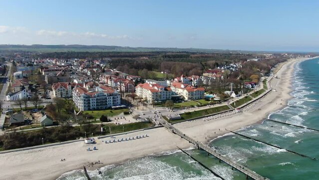 K&uuml;hlungsborn &Uuml;berflug &uuml;ber die Seebr&uuml;cke mit Blick auf die Innenstadt / Promenade und Strand Luftaufnahme von oben Holzbr&uuml;cke im Meer