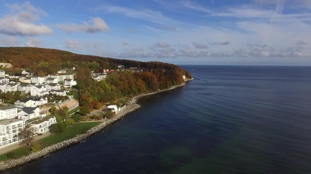 Ostseek&uuml;ste R&uuml;gen Sassnitz Altstadt, im Hintergrund der Nationalpark Jasmund / K&ouml;nigsstuhl und Seebr&uuml;cke Luftaufnahme von oben