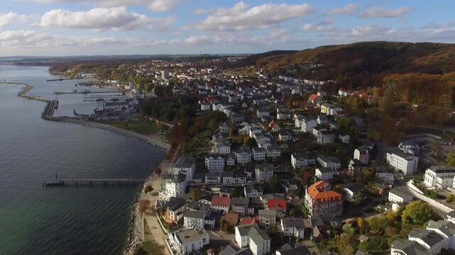 Ostseek&uuml;ste R&uuml;gen Sassnitz Altstadt, im Hintergrund der Nationalpark Jasmund / K&ouml;nigsstuhl und Seebr&uuml;cke Luftaufnahme von oben