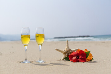 ビーチとワイングラス