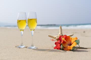 ビーチとワイングラス