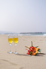 ビーチとワイングラス