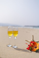 ビーチとワイングラス