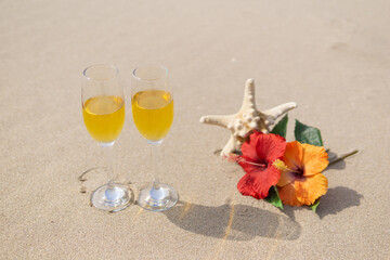 ビーチとワイングラス