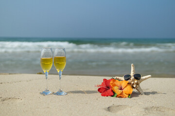 ビーチとワイングラス