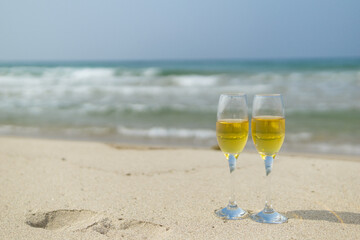 ビーチとワイングラス