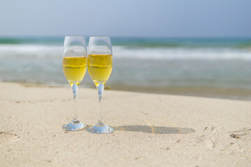 砂浜とワイングラス
