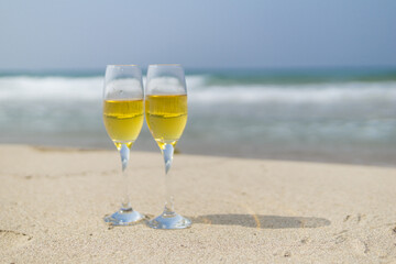 砂浜とワイングラス