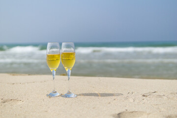 砂浜とワイングラス