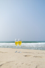 砂浜とワイングラス