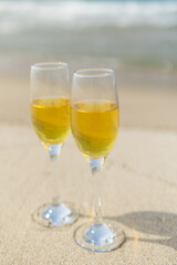 砂浜とワイングラス