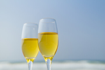 砂浜とワイングラス