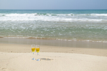 Fototapeta na wymiar 砂浜とワイングラス