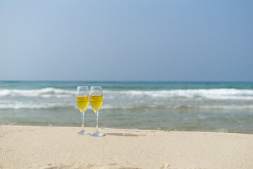 砂浜とワイングラス