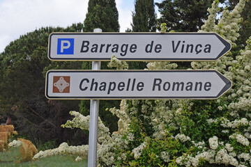 Panneaux de signalisation : direction parking du barrage de Vinça, chapelle romane, Pyrénées orientales, Roussillon, Occitanie, France.