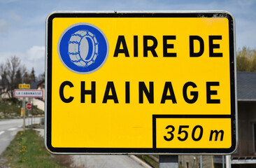 Panneau routier provisoire : aire de chaînage