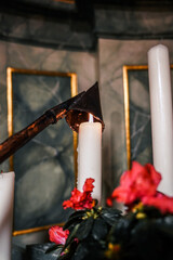 Kerzenl&ouml;scher erstickt die Flamme einer Kerze