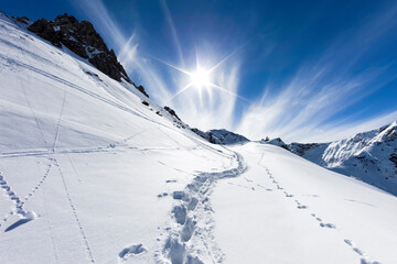 Weg in den Berg im Winter - 579714100