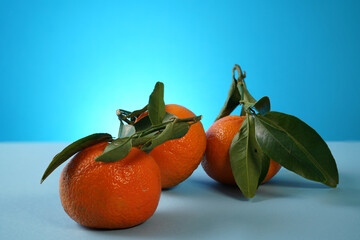 Primo piano di mandarini con foglie