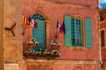Fototapeta na wymiar Roussillon (Vaucluse) Bergdorf nähe der Ockerfelsen in der Provence 