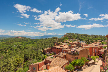 Fototapeta na wymiar Roussillon (Vaucluse) Bergdorf nähe der Ockerfelsen in der Provence 