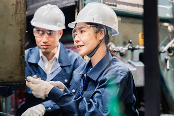 保護メガネを装着して設備の保守点検をする技術者