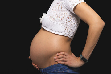 Le ventre d'une jeune femme enceinte - obrazy, fototapety, plakaty