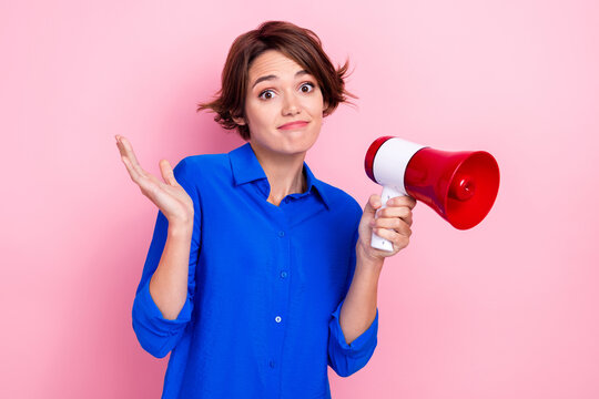Photo of bob brown hair dissatisfied business lady wear blue shirt shrug shoulder hold microphone dont know speech isolated on pink color background