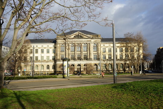 Das Hauptgeb&auml;ude der Musikhochschule in Dresden